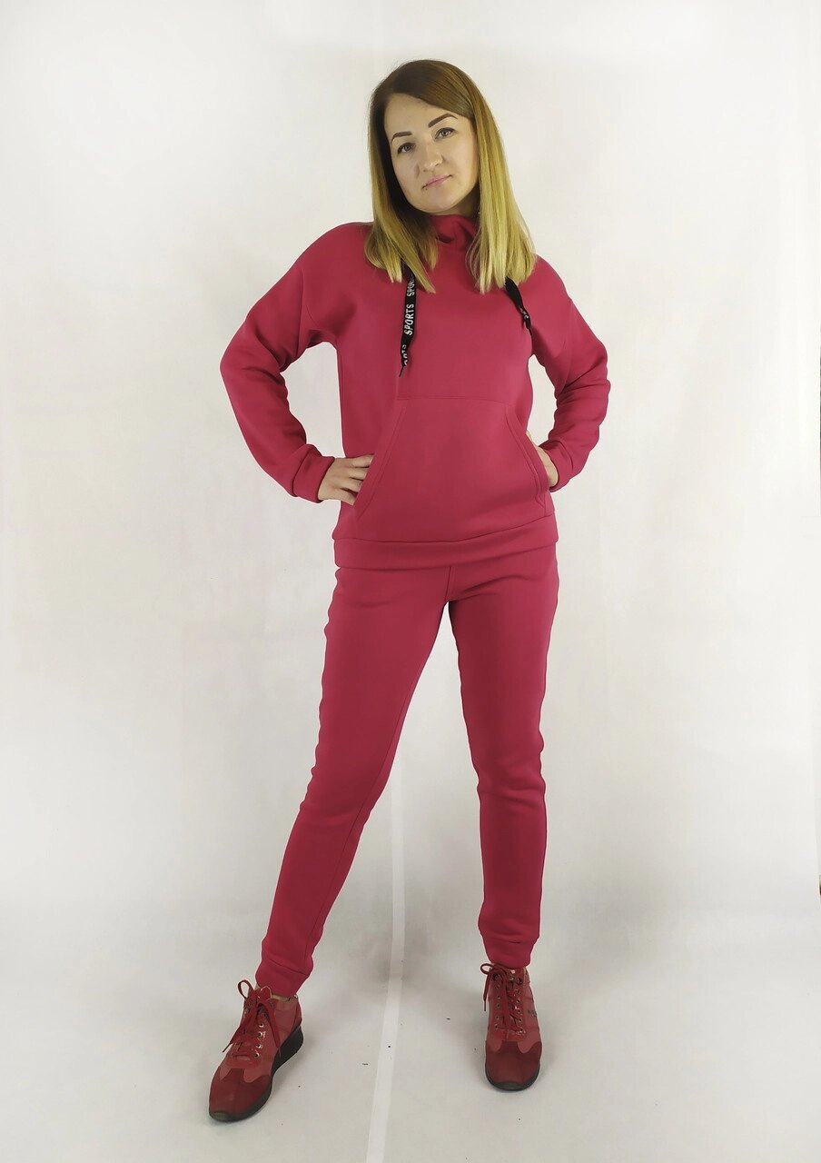 Яскравий жіночий спортивний теплий костюм з худі та завуженими штанами у червоному кольорі S,M,L Код/Артикул 64 11069 від компанії greencard - фото 1