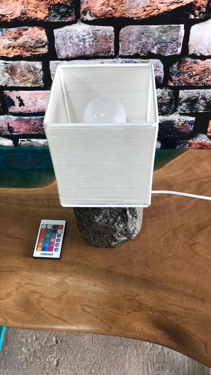 Кам'яна настільна лампа з граніту з абажуром від компанії ТОВ "будфірми" ВИСОТА " - фото 1