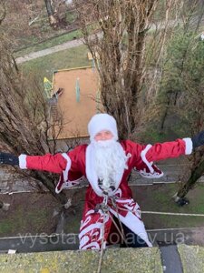 Поздравления Деда Мороза в окно в Николаевской области от компании ООО "СтройФирм "ВЫСОТА"