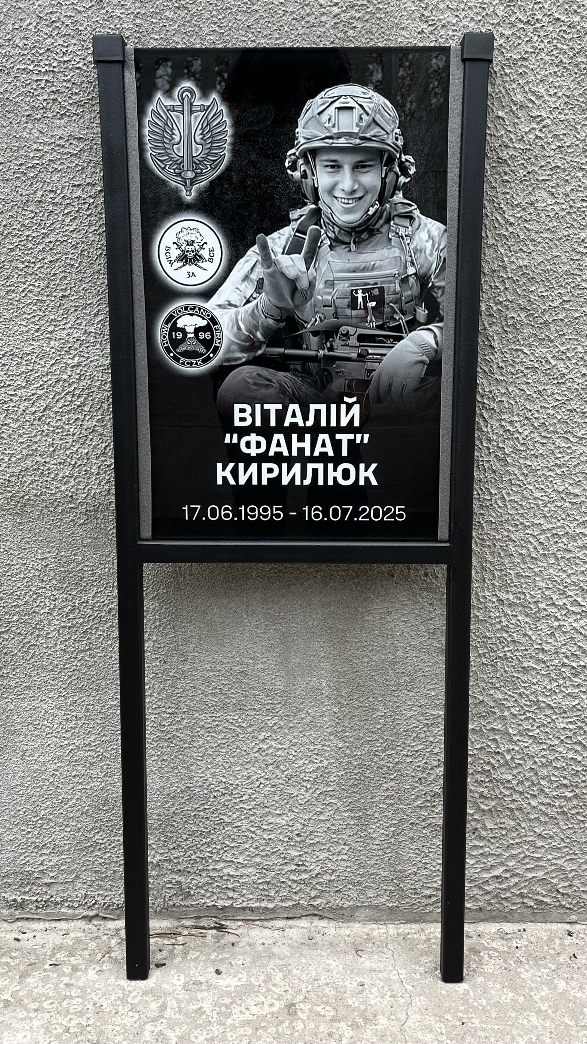 Portret-na-nozhkakh-dlya-voyennogo-kladbishcha