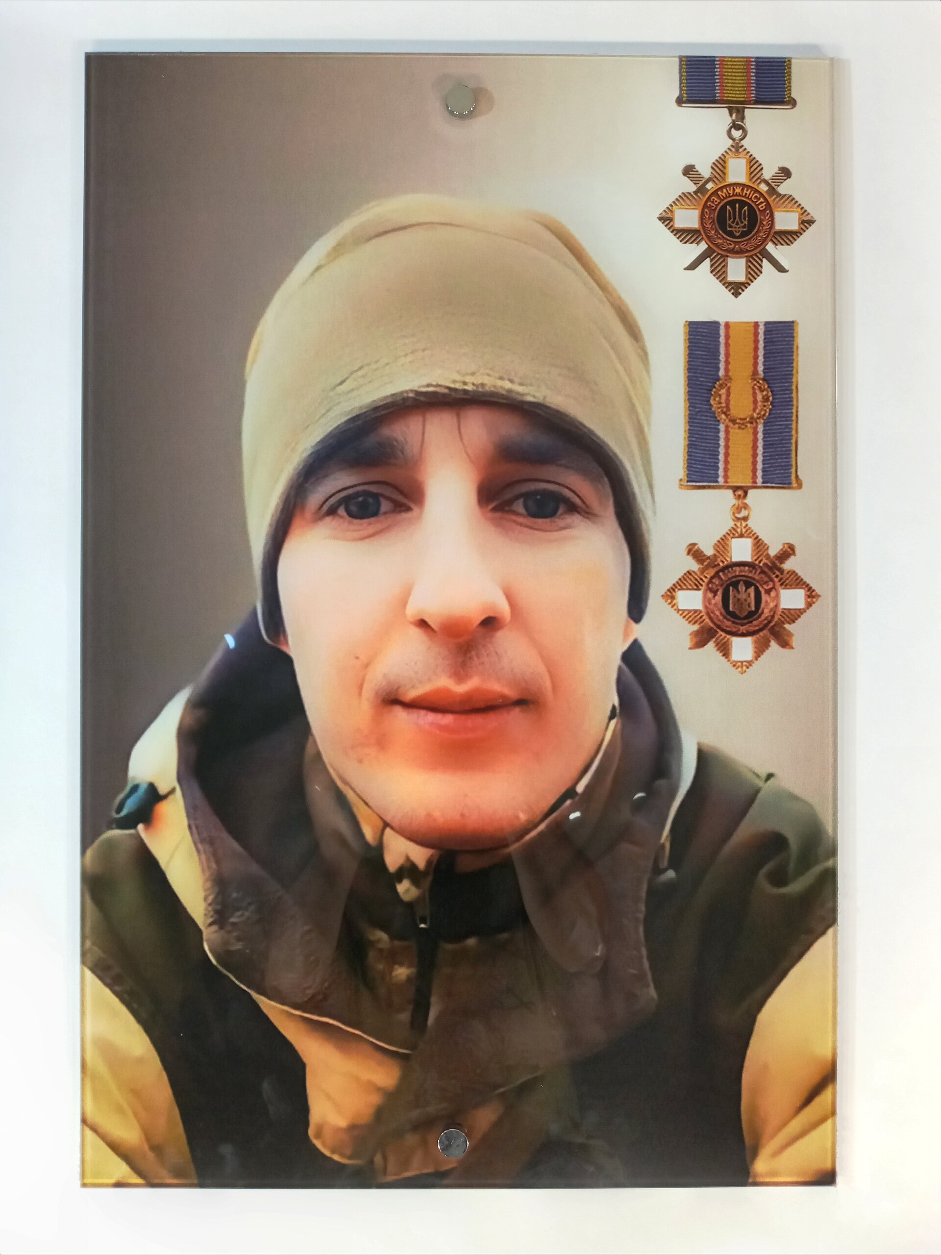 Табличка-с-фото-на-крест-для-военного-с-орденом-За-мужество