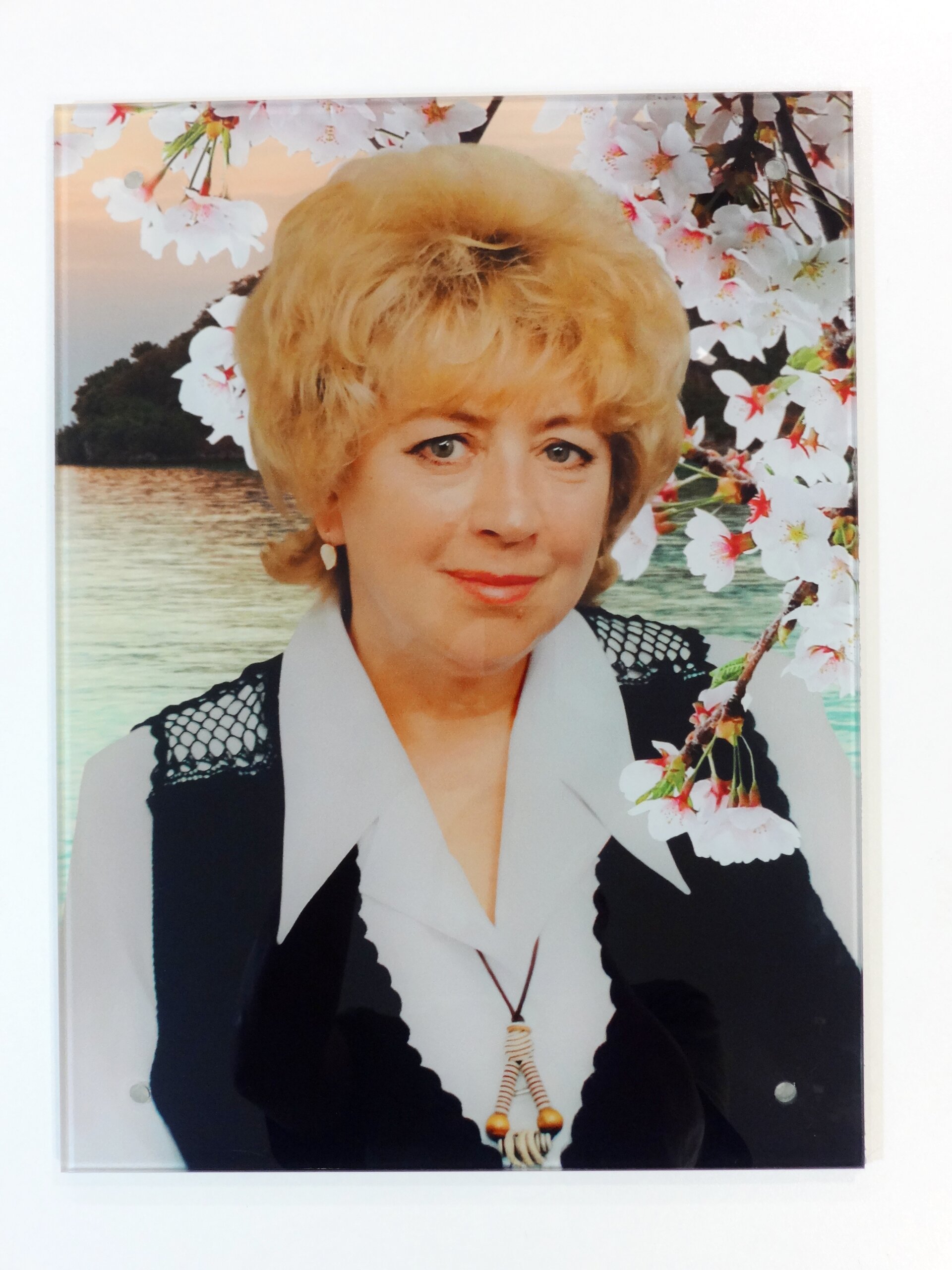 tripleks-foto-v-stekle-na-pamyatnik-dlya-zhenshchiny-iz-stekla