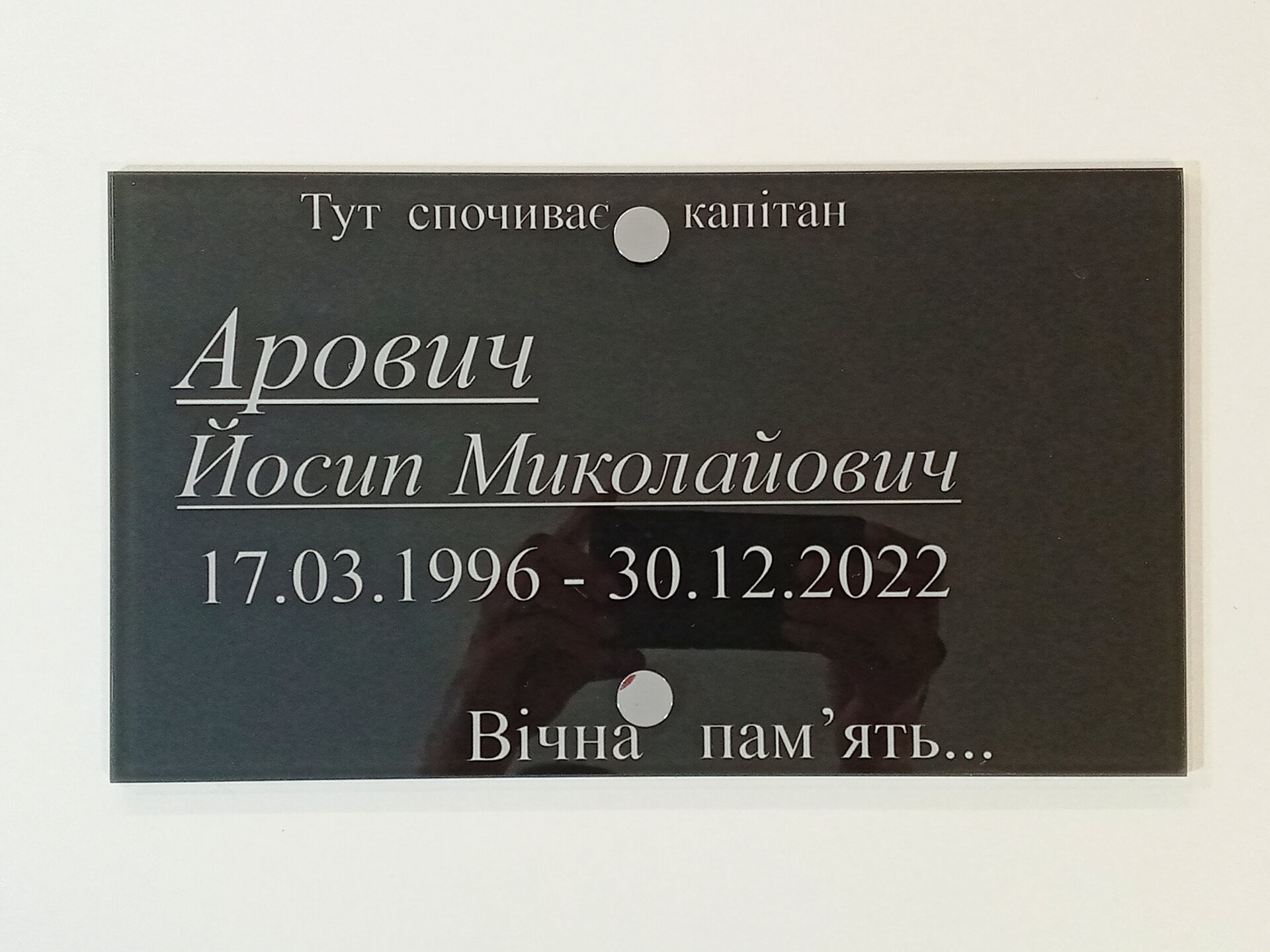 ritual'naya-tablichka-na-mogilu-krest-protivoudarnoye-steklo