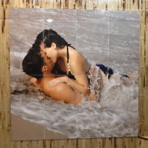 Панно на стіну ванної / Керамічна фотоплитка Поцілунок