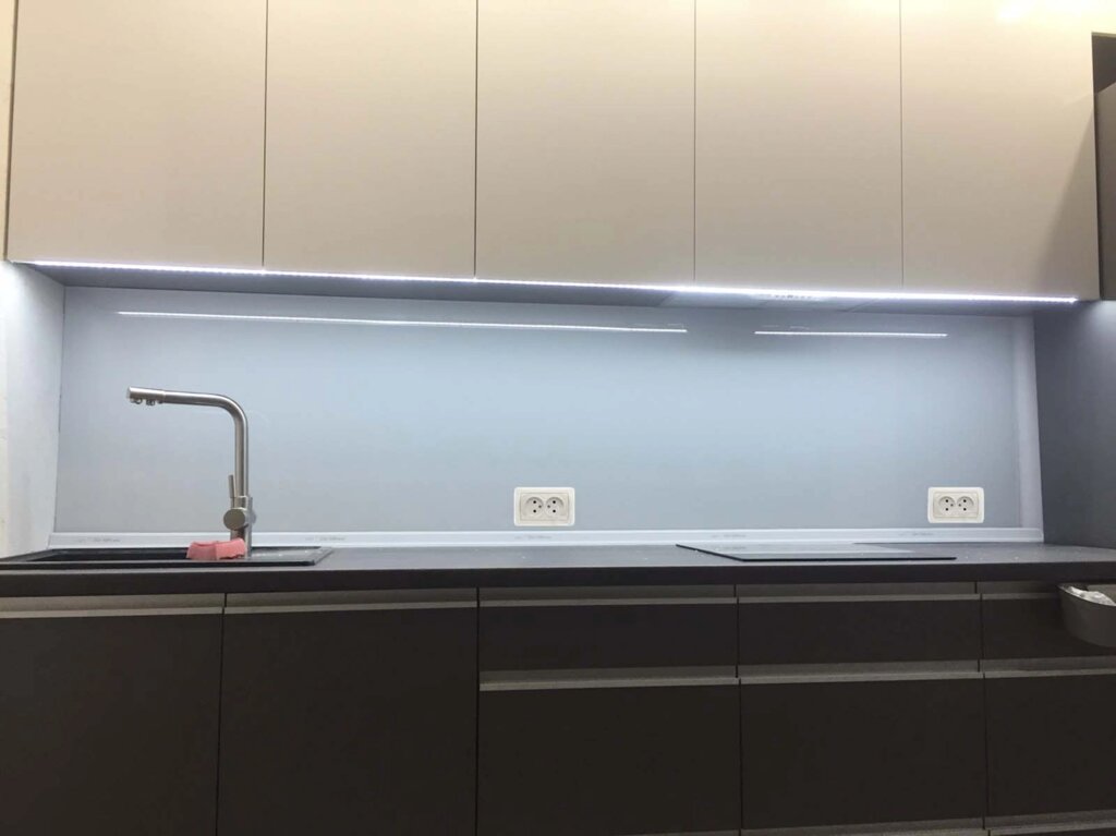 Скляний фартух на робочу зону кухні / Біле пофарбоване скіналі від компанії Аквамарин - фото 1