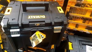 Ящик TSTAK Dewalt 44x33x30 см 44 л.