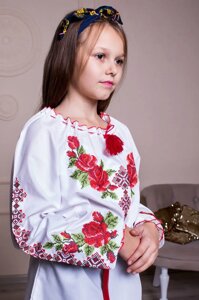Батистова вишиванка дитяча Зоряна, червоні троянди, для дівчинки, тканина батист