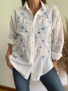 Жіноча сорочка вишиванка на ґудзиках, стильна біла сорочка з блакитною вишивкою хрестиком