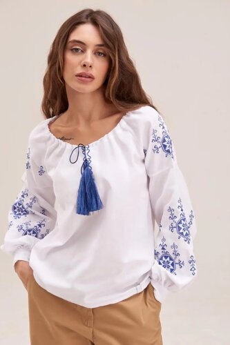 Вишиванка жіноча "Зірка", біла блузка з синьою вишивкою на рукавах