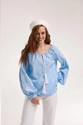 Жіноча вишиванка "Зірка", блакитна блузка джинс з білою вишивкою