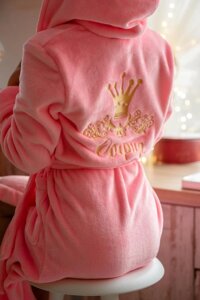 Теплий жіночий махровий халат з оригінальною вишивкою