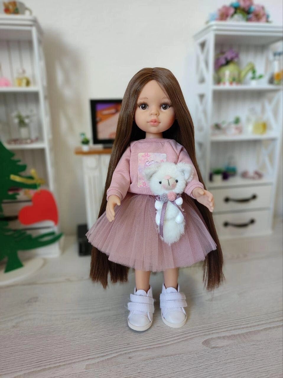 Лялька Керол Паола Рейна в костюмі пудрового кольору, 32 см (13213) від компанії K V I T K A - фото 1