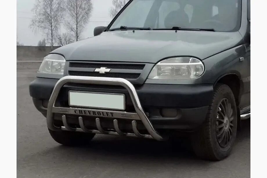 Захист переднього бампера - Кенгурятник Chevrolet Niva (2010+) з логотипом і грилем від компанії AUTOAS - фото 1