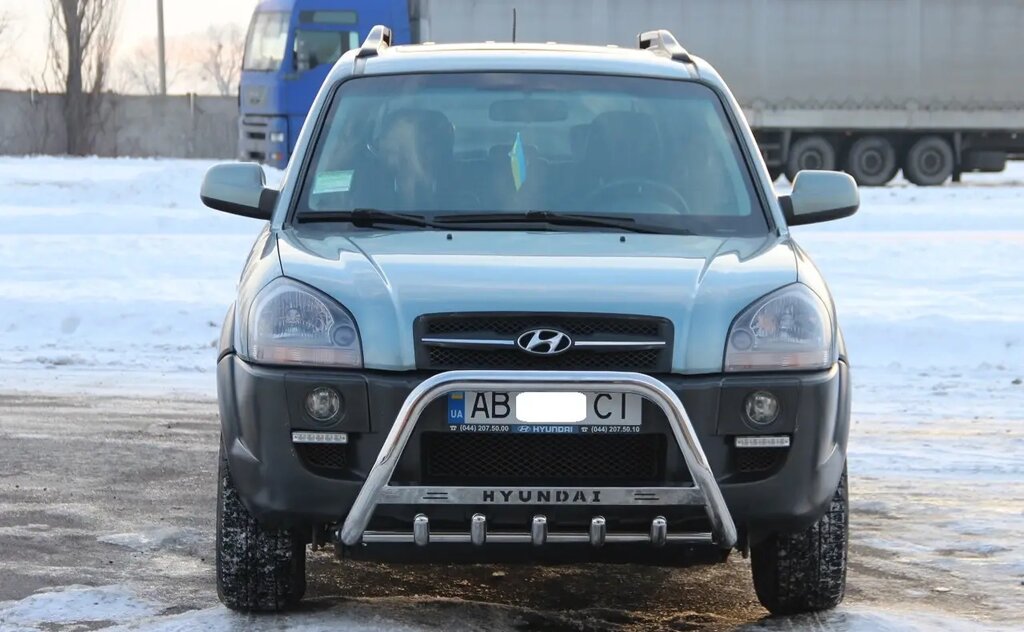 Захист переднього бампера - Кенгурятник Hyundai Tucson (04-15) з логотипом і грилем від компанії AUTOAS - фото 1