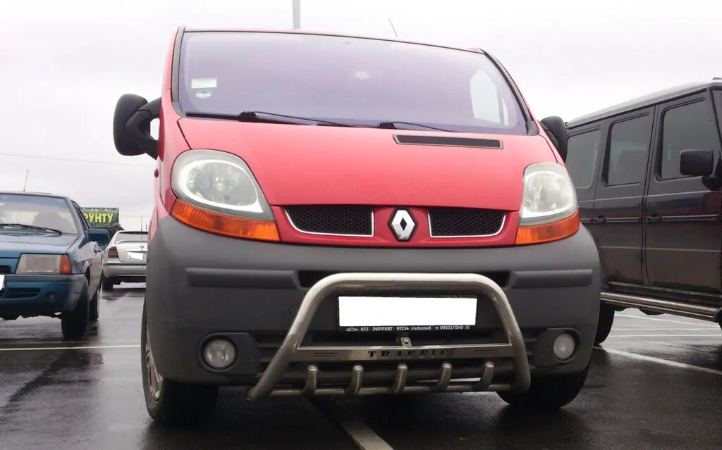 Захист переднього бампера - Кенгурятник Renault Trafic (01-14) з логотипом і грилем від компанії AUTOAS - фото 1