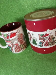 Порцеляна, кольорова чашка для чаю і кави. Різдво. Ємність - 350 мл. Металева подарункова коробка.