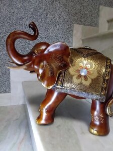 Індійський слон з килимком на спині, з декоративним камінням. Дуже красивий.
