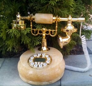 Телефон в ретро - стилі, з натурального каменю-медовий онікс, робочий. Тайвань
