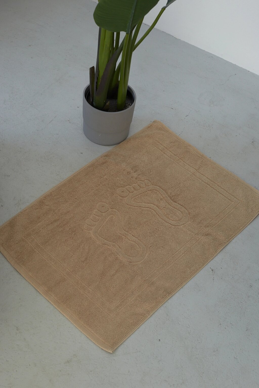 Махровий килимок для ніг бежевий 50х70 см 700 г/м2 від компанії IDEAL TEXTILE: махрові рушники, халати, постільна білизна - фото 1