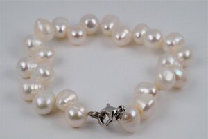 Браслет з культивованими натуральним білим перлами.