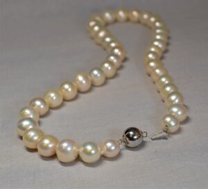Елегантні намисто з натуральних перлів.