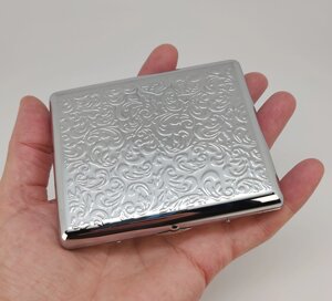 Металевий портсигар срібного кольору з малюнком (на 20 сигарет) арт. 04087