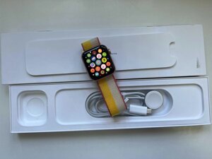 Apple Watch Series SE 44mm A2354 Gold Aluminium Sport Loop (LTE + GPS)