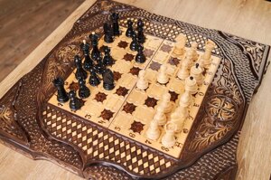 Шахи, шашки і нарди різьблені з дерева ручної роботи