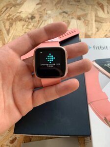 Б/У Смарт-годинник Fitbit Versa Fitness Watch Small/Large Peach/Rose Gold Aluminum Розумний годинник Fitbit Versa