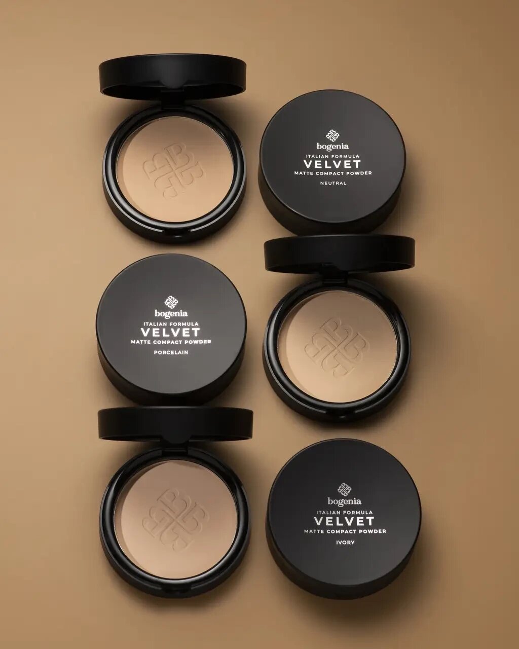 Компактна пудра для об'єму Bogenia Matte Powder Velvet 104 Sand від компанії Інжир - фото 1