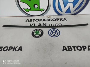 1U0854328A Молдинг лобового скла (правий) Хетчбек Шкода Октавія Тур /Octavia Tour Skoda