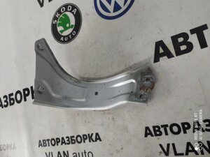 561821136 Кронштейн крила правий VW Б 7 USA