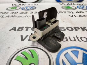 5M0827505E Замок багажника VW Tігуан