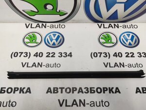 Ущільнювач скла двері права задня3V9839480СуперБ 3Skoda