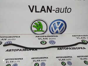 Ущільнююча резинка капота Шкода Октавія Тур Skoda