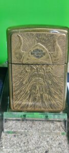 Бензинова запальничка Zippo із латунною емблемою VIKING HEAD HELMET 1993 року.