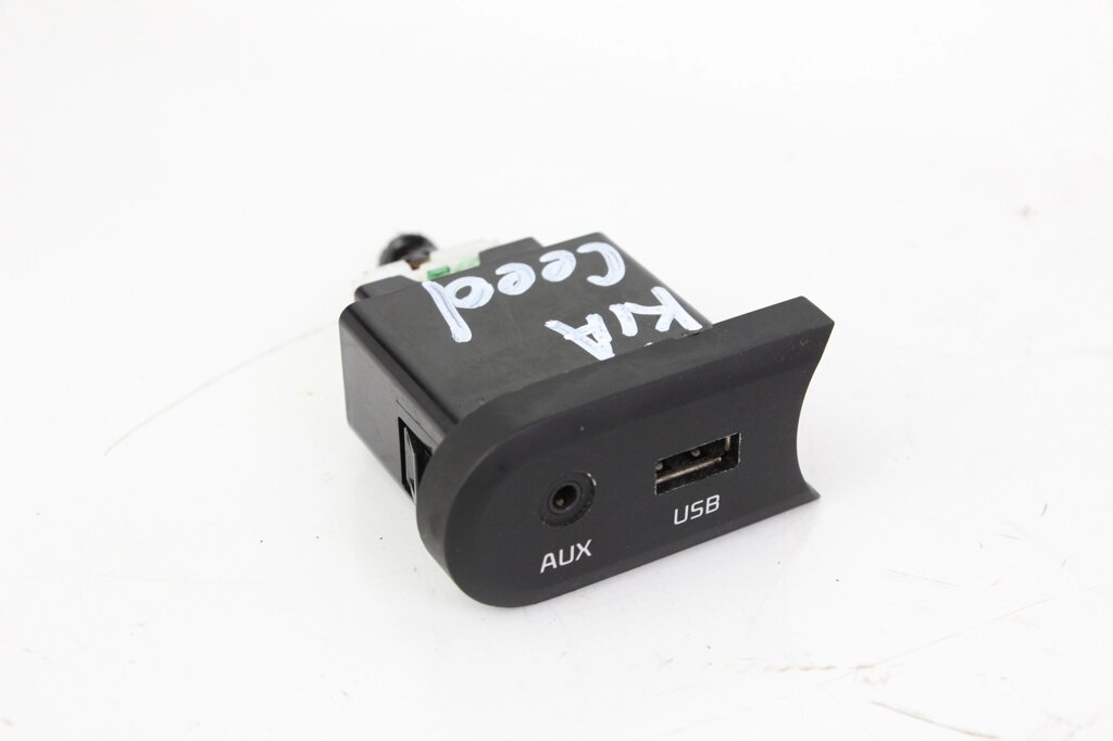 Блок AUX-USB Kia Ceed (JD) 2012-2019 96120A2000 (67046) від компанії Автозапчастини б/в для японських автомобілів - вибирайте Razborka6062 - фото 1