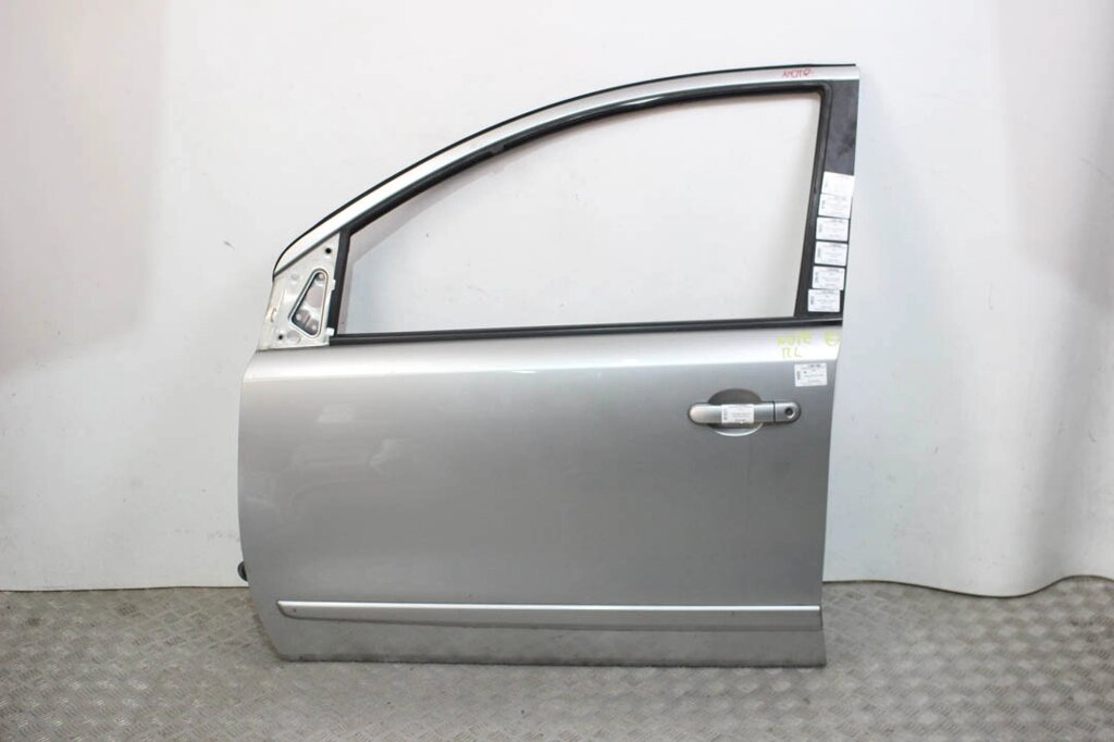Двері передня ліва Nissan Note (E11) 2006-2013 H01019U0M0 (6089) є невелика примятість по низу дверей від компанії Автозапчастини б/в для японських автомобілів - вибирайте Razborka6062 - фото 1