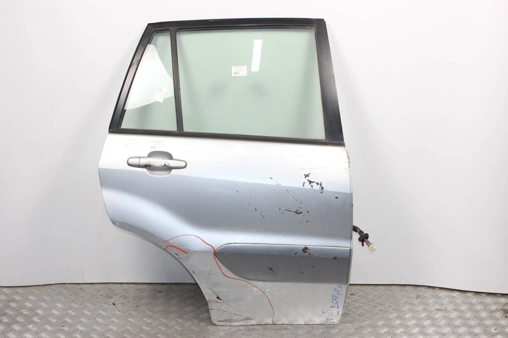 Двері задня права дефект Toyota RAV-4 II 2000-2005 6700342040 (77843) від компанії Автозапчастини б/в для японських автомобілів - вибирайте Razborka6062 - фото 1