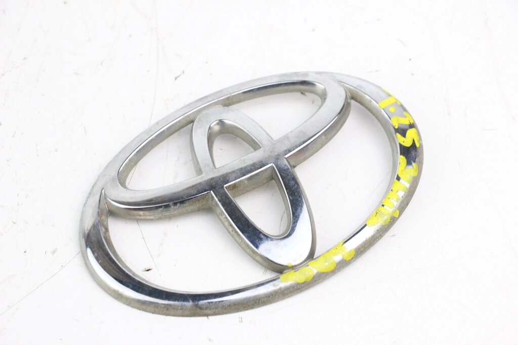 Емблема kr. Toyota Avensis T25 2003-2009 7543105050 (62302) від компанії Автозапчастини б/в для японських автомобілів - вибирайте Razborka6062 - фото 1