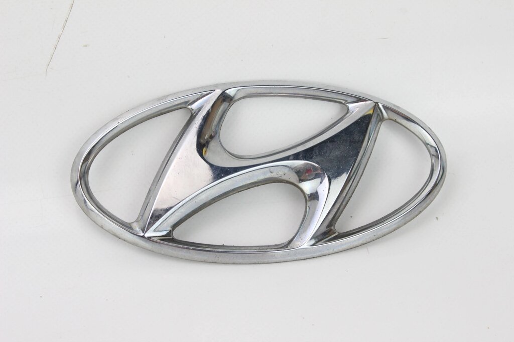 Емблема переднього бампера Hyundai Tucson (LM) / IX35 20102015 863002B100 (67835) від компанії Автозапчастини б/в для японських автомобілів - вибирайте Razborka6062 - фото 1