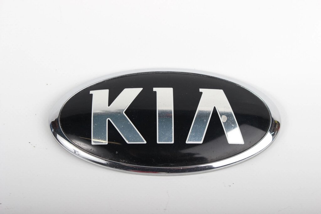 Емблема переднього бампера Kia Rio (QB/UB) 2011-2017 863201W150 (70254) від компанії Автозапчастини б/в для японських автомобілів - вибирайте Razborka6062 - фото 1