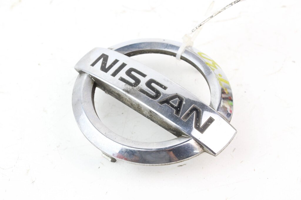 Емблема передня Nissan X-Trail (T30) 2002-2007 62890EQ000 (64537) від компанії Автозапчастини б/в для японських автомобілів - вибирайте Razborka6062 - фото 1