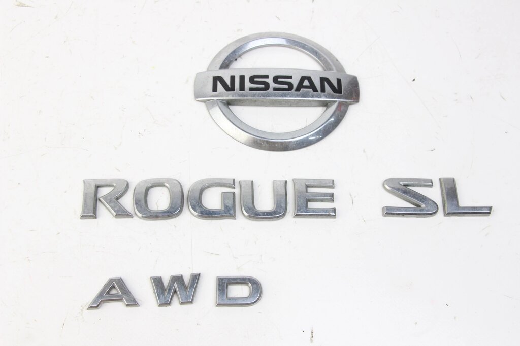 Гнила емблема Nissan Rogue S 2007-2015 84890jm00a (59404) від компанії Автозапчастини б/в для японських автомобілів - вибирайте Razborka6062 - фото 1