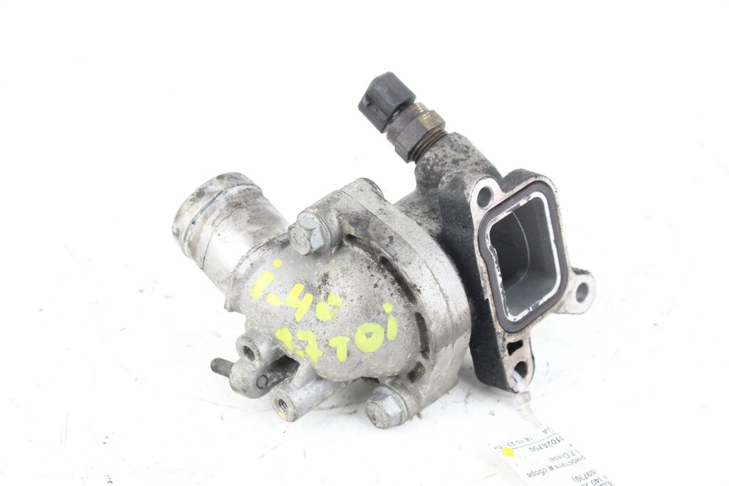 Корпус термостата в зборі 1.7 Diesel Hyundai I40 2012-2015 256102A750 (69730) від компанії Автозапчастини б/в для японських автомобілів - вибирайте Razborka6062 - фото 1