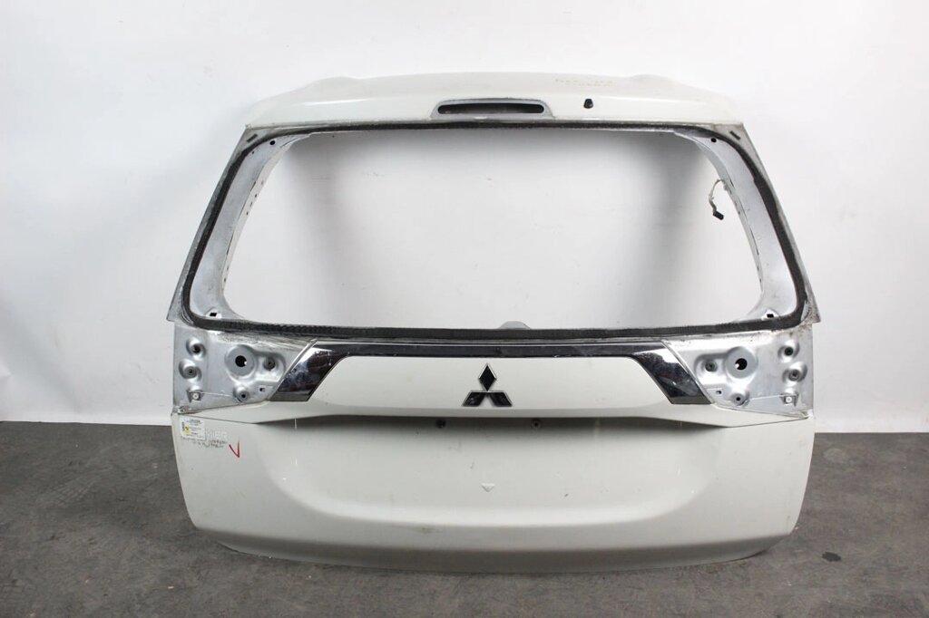 Кришка багажника без скла дефект 17- Mitsubishi Outlander (GF) 2012- 5801B670 (79877) із накладкою від компанії Автозапчастини б/в для японських автомобілів - вибирайте Razborka6062 - фото 1