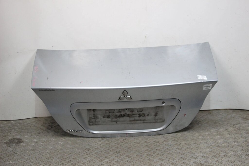 Кришка багажника седан Mitsubishi Lancer 9 (CSA) 2003-2009 5920A020 (15978) на сріблі невелика вм'ятина від компанії Автозапчастини б/в для японських автомобілів - вибирайте Razborka6062 - фото 1