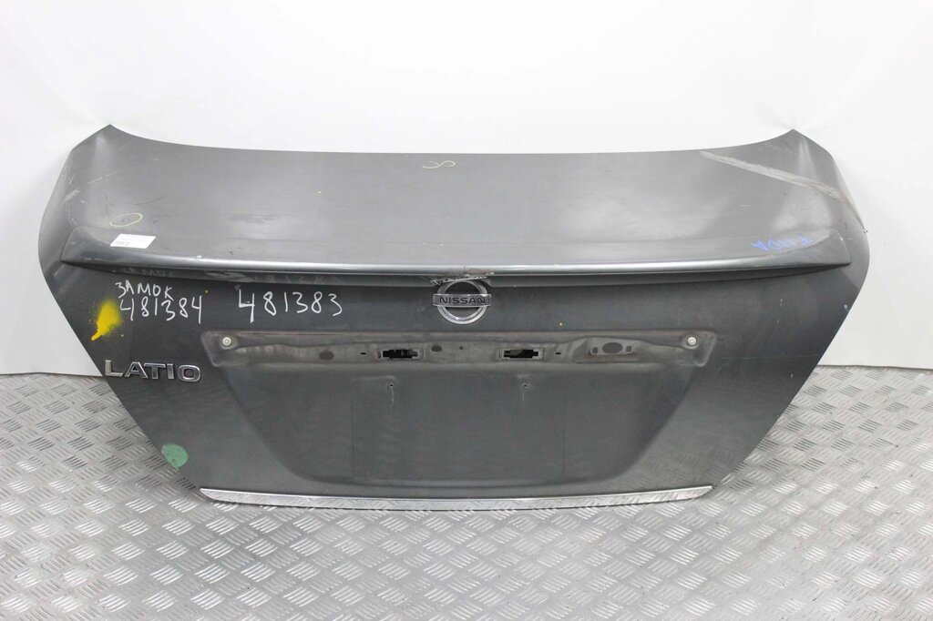 Кришка багажника седан з спойлером Nissan Tiida (C11) 2007-2013 H4300EM1MA (8715) від компанії Автозапчастини б/в для японських автомобілів - вибирайте Razborka6062 - фото 1