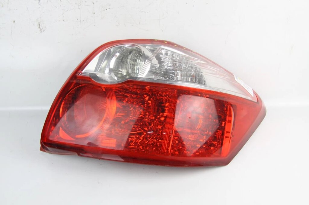 Ліхтар правий з дефектом 10-12 Toyota Auris 2006-2012 8156102540 (79436) KOITO від компанії Автозапчастини б/в для японських автомобілів - вибирайте Razborka6062 - фото 1