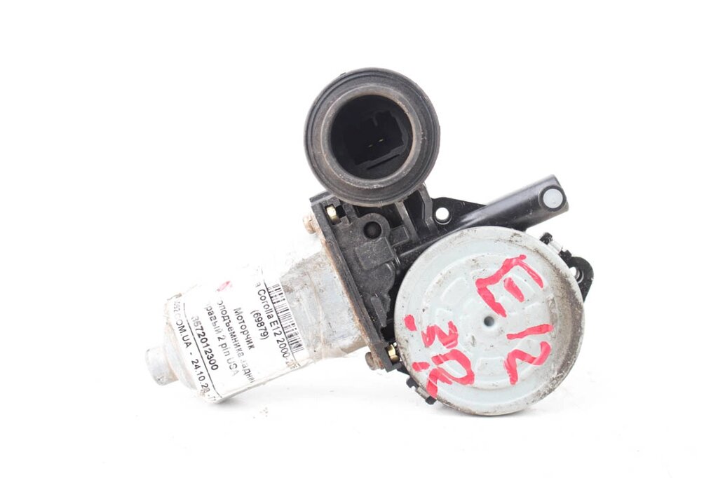 Моторчик склопідйомника задній правий 2 pin USA Toyota Corolla E12 2000-2006 8572012300 (69879) від компанії Автозапчастини б/в для японських автомобілів - вибирайте Razborka6062 - фото 1